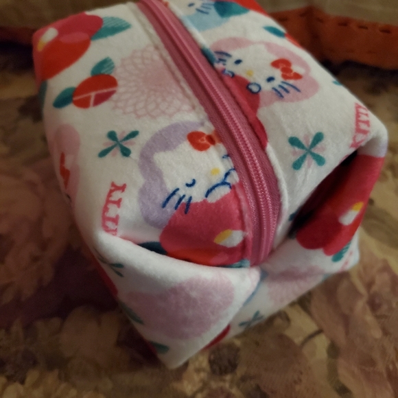 Hello kitty felt zipper pouch - Picture 4 of 6